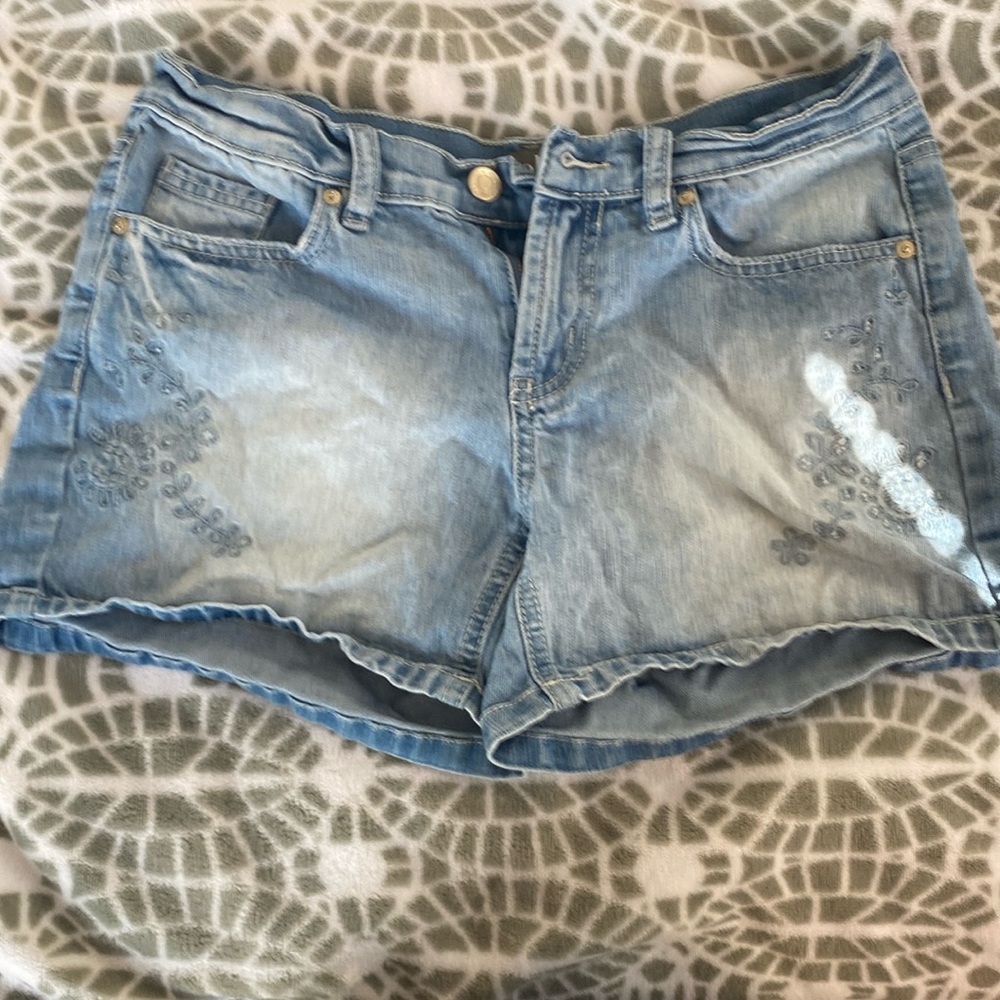 Jean shorts with embroidery